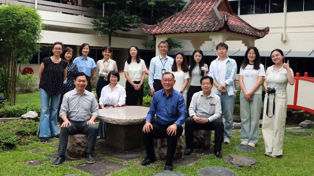 調研團隊一行與當地教師代表合影.jpg 調研團隊一行與當地教師代表合影.jpg