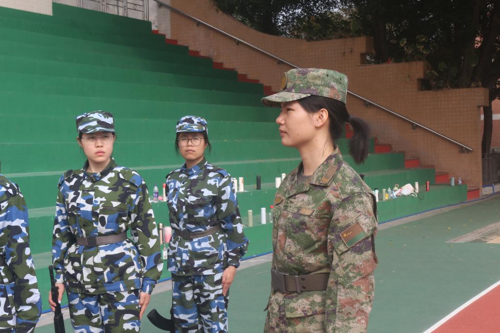陶淑怡在擔(dān)任廣外新生軍訓(xùn)教官.jpg