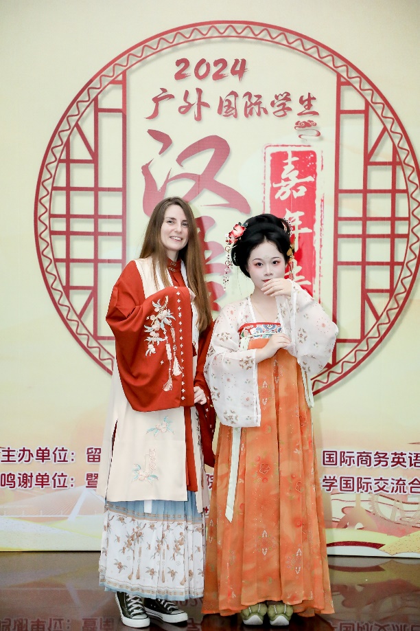 03 觀眾試穿漢服.jpg