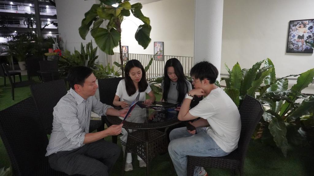 師生團隊就調研內容在校園一角進行及時反饋討論.jpg 師生團隊就調研內容在校園一角進行及時反饋討論.jpg