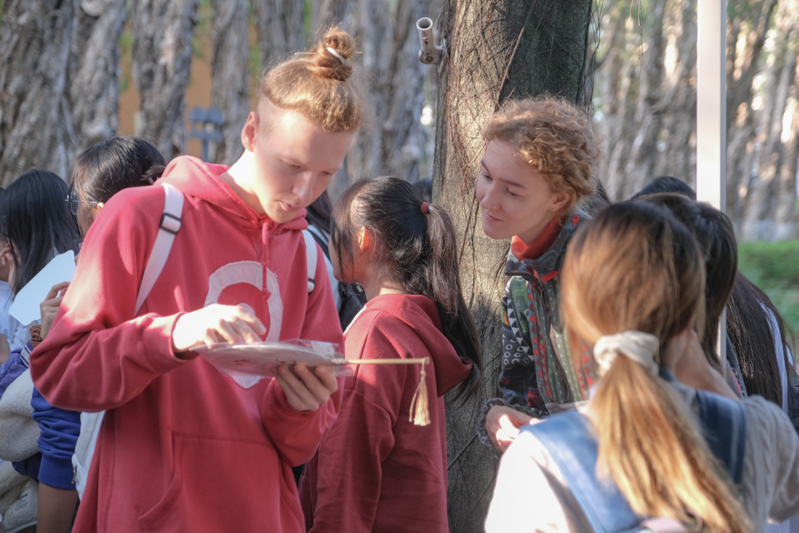 外國友人欣賞漆扇.jpg 外國友人欣賞漆扇.jpg