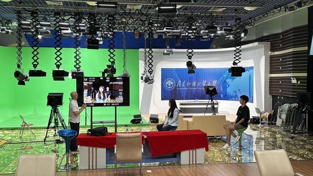 圖片1.png美國內布拉斯加州立大學奧馬哈分校Dr. Chad S. Owsley與新聞學院參與 SPARK 項目的學生互動講解.png