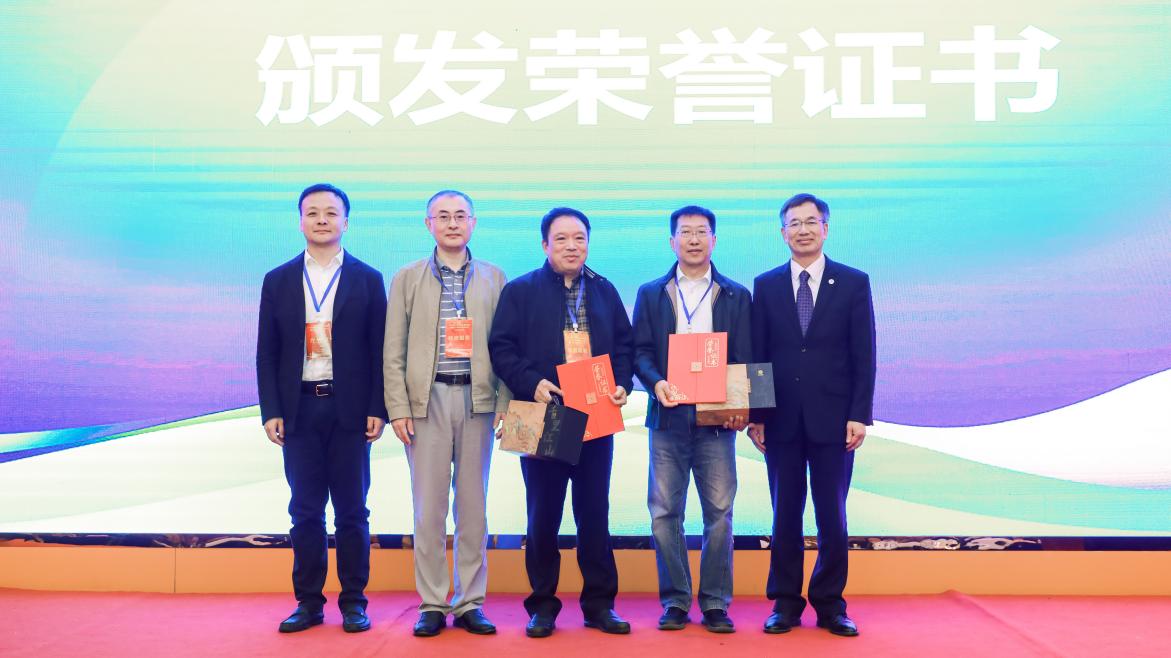 頒發(fā)榮譽證書.jpg 頒發(fā)榮譽證書.jpg