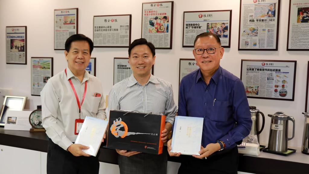 峻嶺教授(中)與符傳豐院長(右)、張龍晉副院長(左)互贈禮物.jpg 峻嶺教授(中)與符傳豐院長(右)、張龍晉副院長(左)互贈禮物.jpg