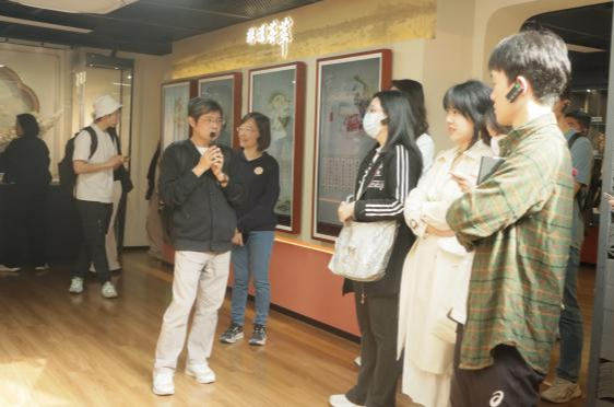 葉嘉良老師為港教大學(xué)生講解廣州非遺藝術(shù).png 葉嘉良老師為港教大學(xué)生講解廣州非遺藝術(shù).png