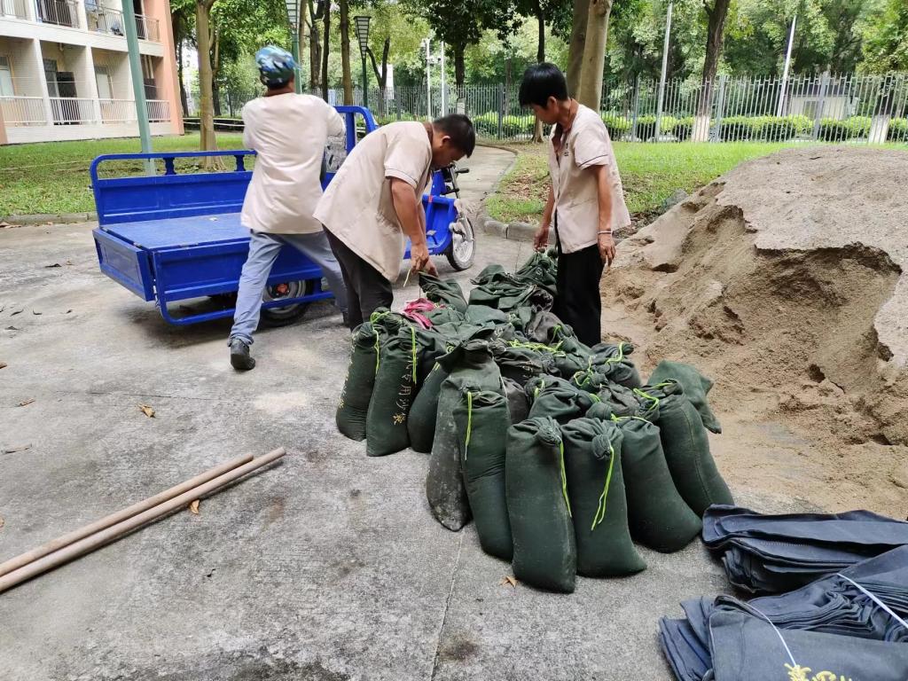 填裝防洪沙袋.jpg 填裝防洪沙袋.jpg