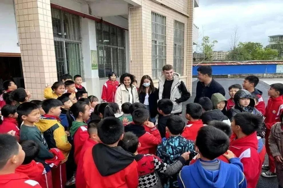 留學(xué)生在桂頭鎮(zhèn)中心小學(xué).png