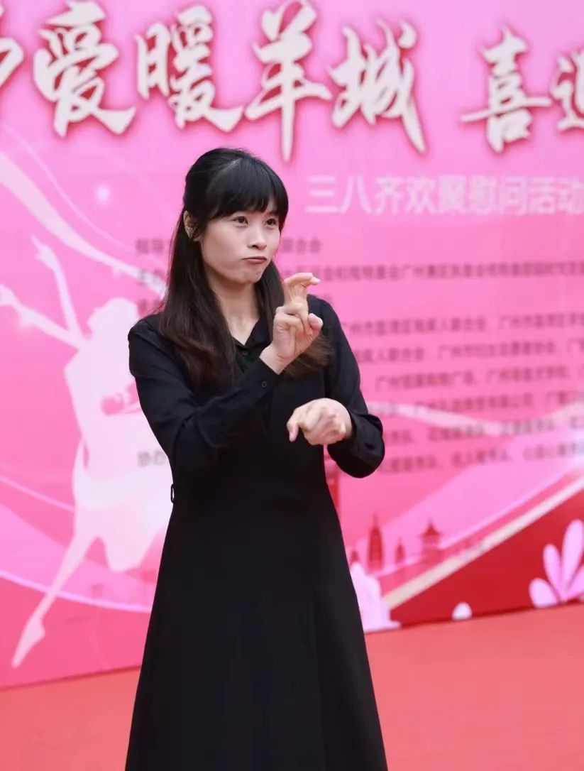 何敏頤擔任手語志愿者照片2.jpg